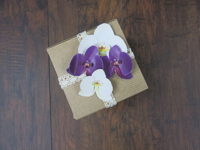 Deja que las orquídeas de papel hechas por ti mismo decoren cada paquete