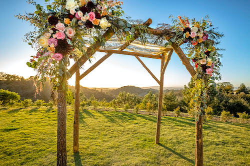 5 decoraciones florales de boda que no son centros de mesa