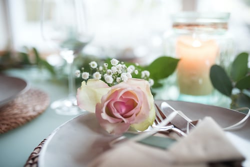 5 decoraciones florales de boda que no son centros de mesa