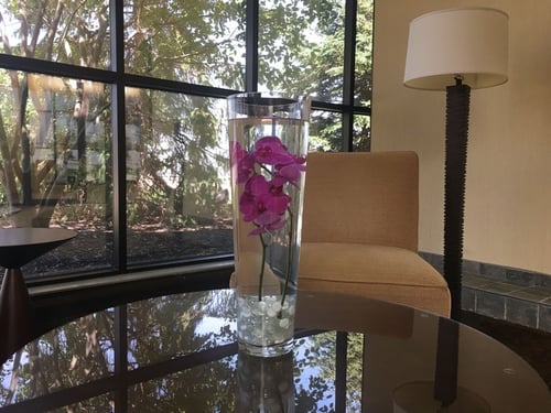 Centro de mesa de orquídeas fácil de hacer que iluminará cualquier habitación