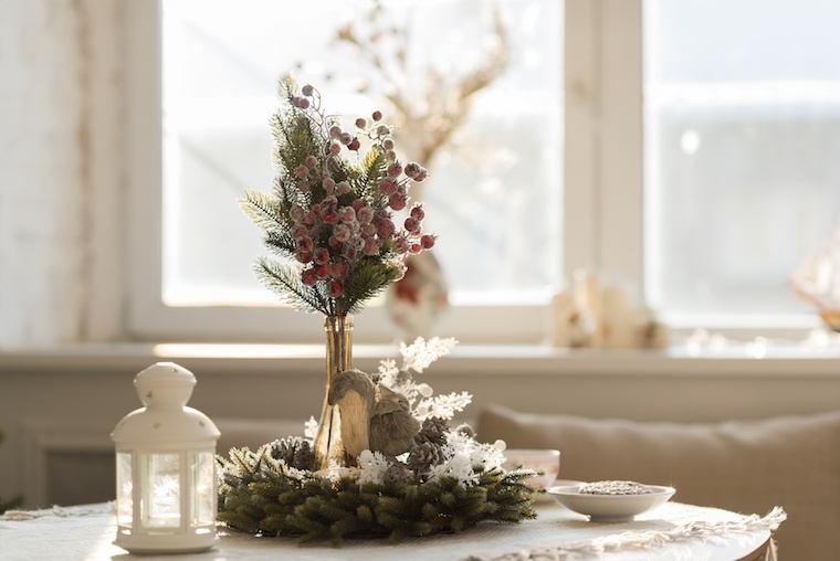 Añade elegancia a tus decoraciones navideñas con una orquídea blanca