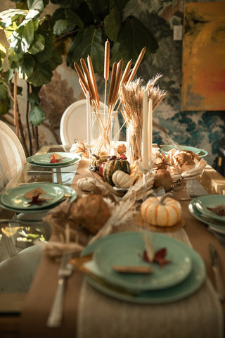 Aquí se explica cómo preparar una mesa formal para el Día de Acción de Gracias como un profesional.