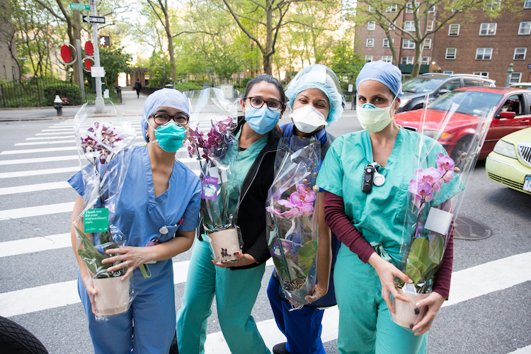 Agradecemos a los héroes en primera línea con una donación de orquídeas de $1 millón