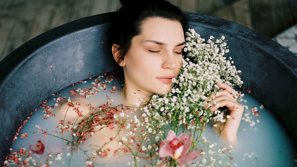 Baño de flores casero: un ritual de cuidado personal que definitivamente deberías probar