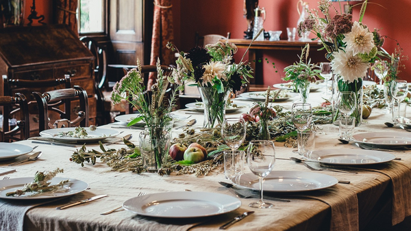 Aquí se explica cómo preparar una mesa formal para el Día de Acción de Gracias como un profesional.